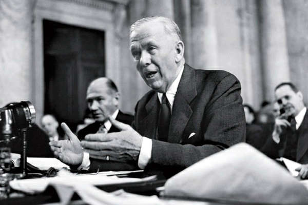 Госсекретарь США генерал Джордж Маршалл выступает перед Комитетом по ассигнованиям Палаты представителей, 1948 год