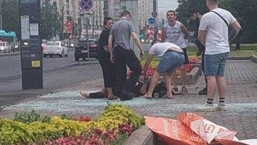 На женщину упала остановка во время урагана в Санкт-Петербурге