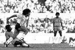 Аргентинский нападающий Диего Марадона (слева) во время матча между сборными Аргентины и Бразилии на стадионе «Сентенарио» в Монтевидео, Уругвай, 4 января 1981 года