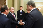 Владимир Путин обменялся рукопожатием с Петром Порошенко во время встречи глав государств в нормандском формате в Минске, февраль 2015