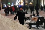 Прохожие в Москве после снегопада