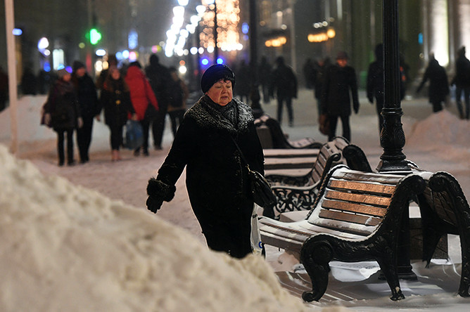 Прохожие в Москве после снегопада