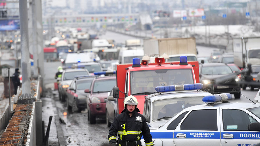 Автомобили экстренных служб на&nbsp;Калужском шоссе после обрушения строящегося тоннеля, 2&nbsp;марта 2017&nbsp;года