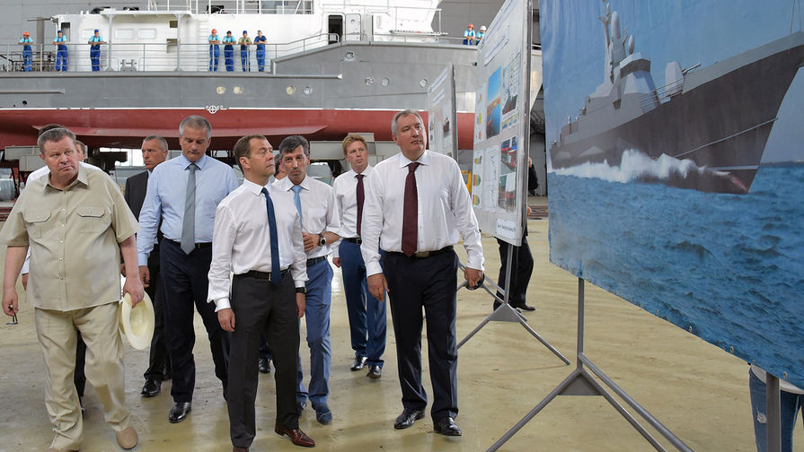 Премьер-министр России Дмитрий Медведев во время посещения судостроительного завода «Море» в Феодосии, 4 августа 2017 года