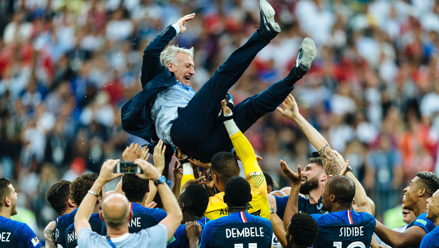 Игроки сборной Франции качают главного тренера сборной Франции Дидье Дешама после окончания финального матча чемпионата мира по футболу между сборными Франции и Хорватии, 15 июля 2018 года