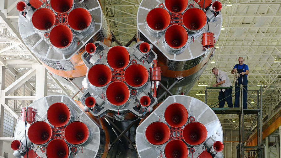 Ракета «Союз ТМА-18М» в процессе сборки и подготовки к вывозу на стартовую площадку космодрома Байконур, 2015 год