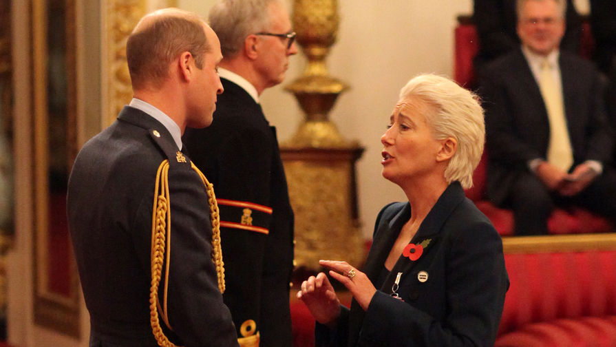 Герцог Кембриджский Уильям и актриса Эмма Уотсон во время церемонии посвящения в дамы-командоры в Букингемском дворце, 7 ноября 2018 года