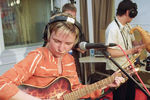 Солистка группы «Сурганова и оркестр» Светлана Сурганова во время выступления на фестивале «Нашествие 2003», который проходил в прямом эфире «Нашего Радио»