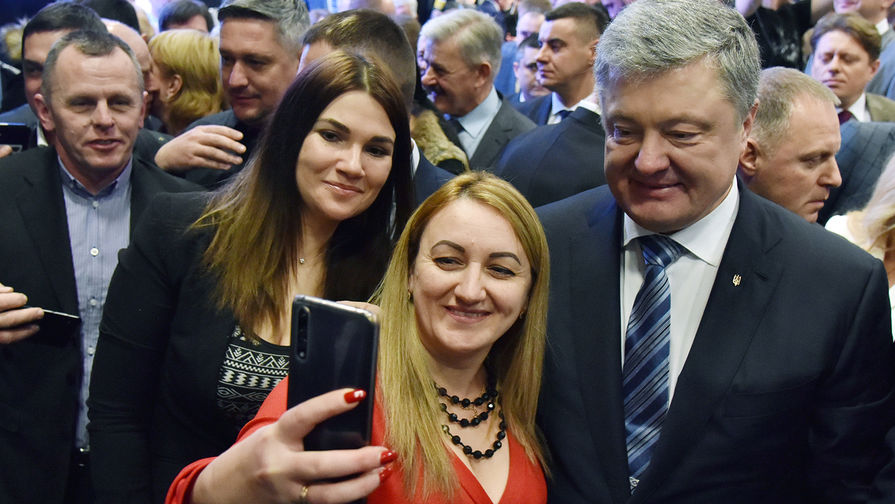 Президент Украины Петр Порошенко фотографируется со своими сторонниками в Совете регионального развития Львовщины в рамках своей предвыборной поездки во Львовскую область, февраль 2019 года