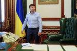Президент Украины Владимир Зеленский у себя в кабинете в Киеве, 19 июня 2019 года