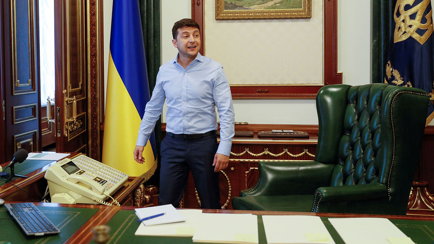 Президент Украины Владимир Зеленский у себя в кабинете в Киеве, 19 июня 2019 года
