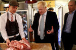 Борис Джонсон во время посещения мясной лавки в городе Оксшотт, Великобритания, 2019 год
