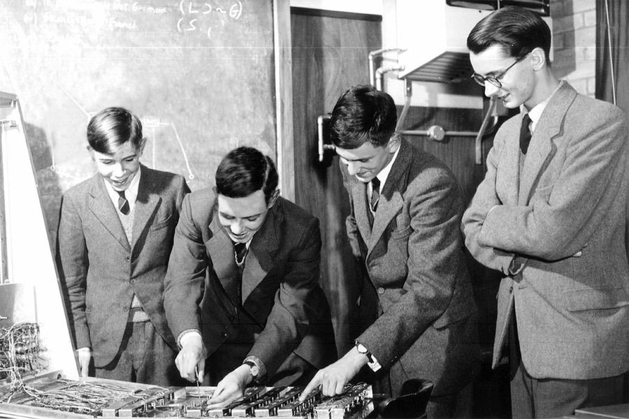 Стивен Хокинг (крайний слева) в&nbsp;школьные годы, 1950-е
