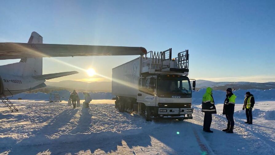 Грузовик столкнулся с самолетом Ан-24 в аэропорту Магадана