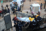 Спасатели несут тело человека на месте поврежденного здания после землетрясения в сирийском Аазазе, 6 февраля 2023 года 