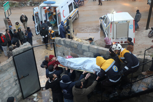 Спасатели несут тело человека на&nbsp;месте поврежденного здания после землетрясения в&nbsp;сирийском Аазазе, 6&nbsp;февраля 2023&nbsp;года 