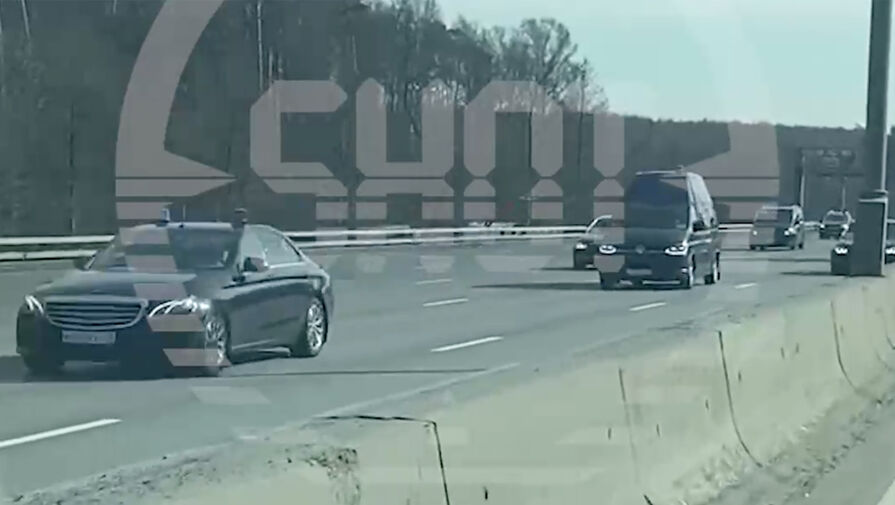 Очевидцы засняли кортеж китайской делегации из 50 автомобилей