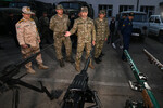 Военнослужащие рассматривают оружие и боеприпасы, переданные силами Карабаха вооруженным силам Азербайджана, а также захваченные во время боевых действий, 23 сентября 2023