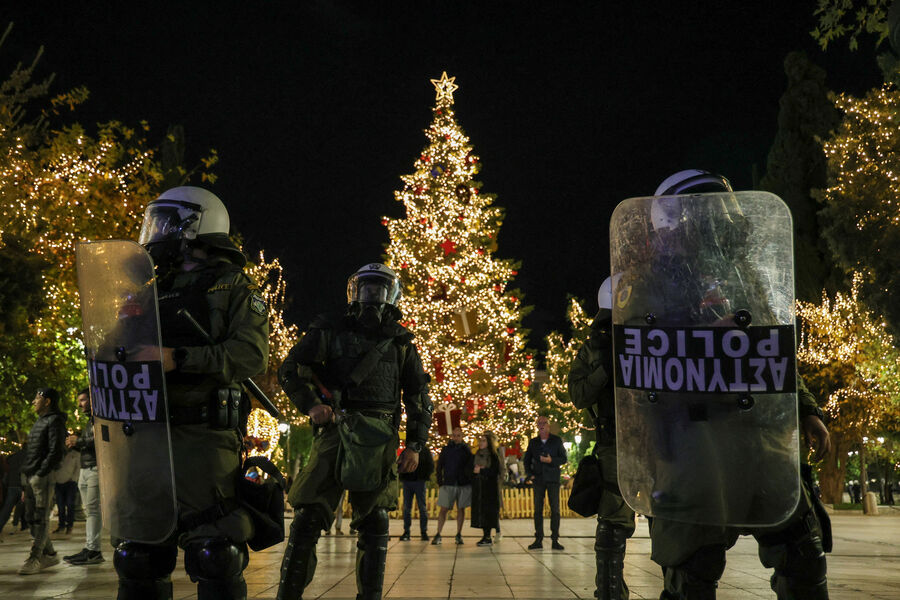 Полиция на&nbsp;площади Синтагма в&nbsp;Афинах во время митинга, посвященного годовщине расстрела полицией 15-летнего студента Александроса Григоропулоса в&nbsp;2008 году, 6&nbsp;декабря 2023&nbsp;года
