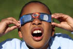 Мальчик в преддверии солнечного затмения в Нью-Йоркском зале науки в районе Квинс, Нью-Йорк, США, 8 апреля 2024 года