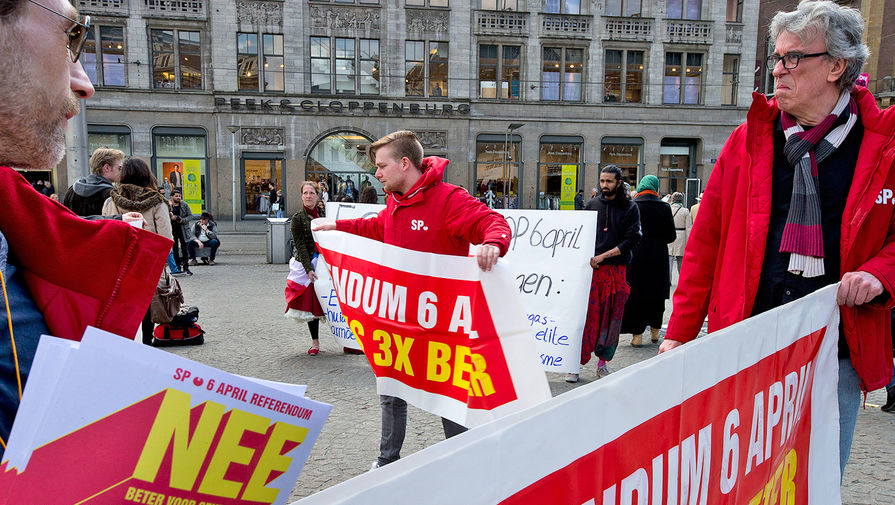 Демонстрация призывающих проголосовать против ассоциации Украины с ЕС на референдуме в Голландии