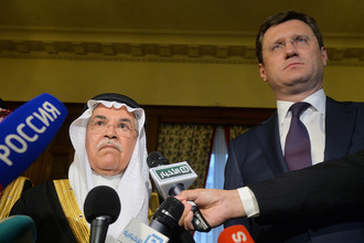 Министр энергетики РФ Александр Новак (справа) и глава министерства нефти Саудовской Аравии Али аль-Наими