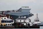 Авианосец «Королева Елизавета» прибывает в порт Портсмут, 16 августа 2017 года