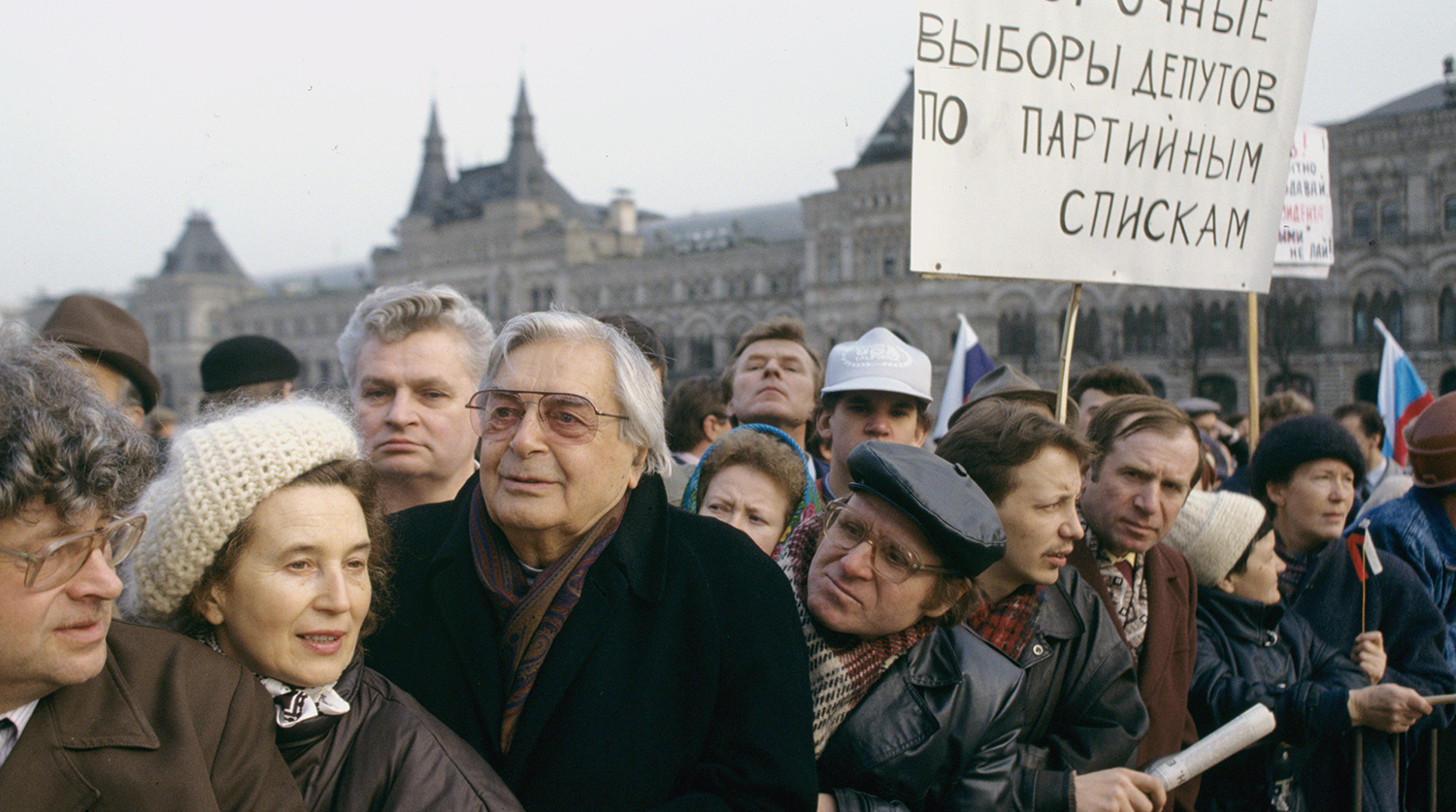 Режиссер Юрий Любимов среди сторонников политика Б. Ельцина, собравшихся на Красной площади в день открытия Шестого съезда народных депутатов России, 1992 год