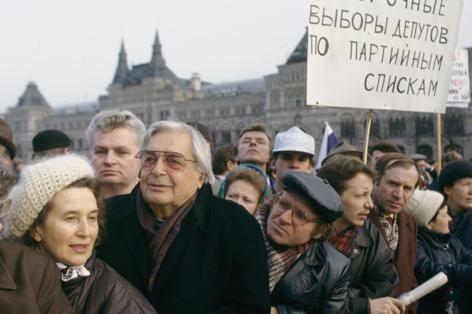 Режиссер Юрий Любимов среди сторонников политика Б. Ельцина, собравшихся на Красной площади в день открытия Шестого съезда народных депутатов России, 1992 год