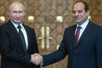 Президент РФ Владимир Путин и президент Арабской Республики Египет Абдель Факттах ас-Сиси во время встречи в Каире, 11 декабря 2017 года