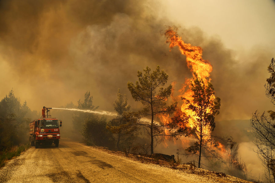 Тушение лесных пожаров в Турции в районе города Манавгата, 30 июля 2021 года 