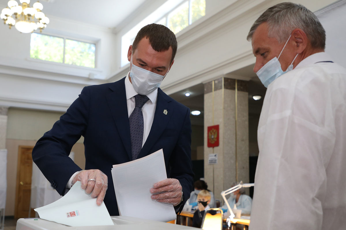 Временно исполняющий обязанности губернатора Хабаровского края Михаил Дегтярев голосует на избирательном участке в Хабаровске, 17 сентября 2021 года 