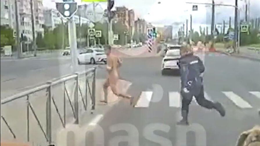 В Санкт-Петербурге голый мужчина убежал от полицейских и спрятался в автосалоне