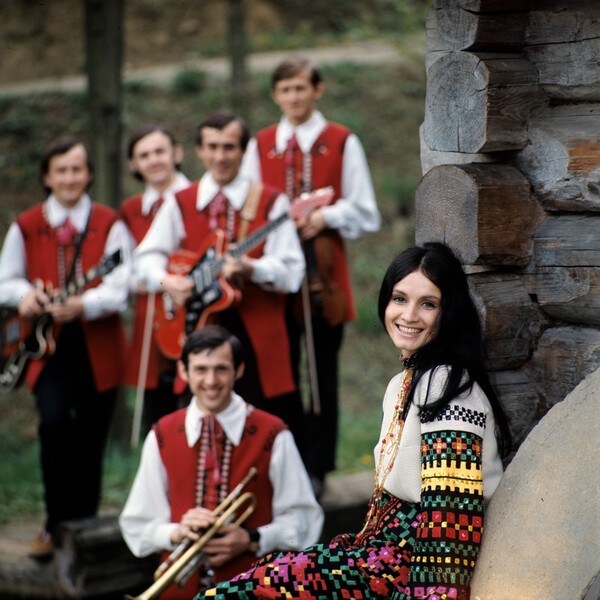 В&nbsp;кино Ротару дебютировала в&nbsp;1971 году, сыграв главную роль в&nbsp;музыкальном телефильме “Червона рута”. Лента имела успех у&nbsp;зрителей, и певицу пригласили в&nbsp;Черновицкую филармонию. Там под&nbsp;нее был создан ансамбль под&nbsp;названием «Червона рута», который успешно гастролировал в&nbsp;Болгарии, Чехословакии, Венгрии, Польше, ГДР, Финляндии, Западном Берлине.
На&nbsp;фото: София Ротару и ансамбль &laquo;Червона рута&raquo;