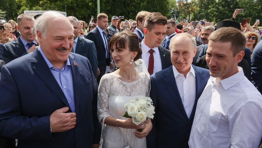 "Люди важнее карантина". Путин и Лукашенко пообщались с народом в Кронштадте