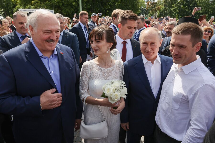 Президент РФ Владимир Путин и президент Белоруссии Александр Лукашенко общаются с жителями Кронштадта, 23 июля 2023 года