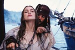 <b>«Пираты Карибского моря» (Pirates of the Caribbean), реж. Гор Вербински, 2003–2007</b>
<br><br>Во время съемок «Реальной любви» Найтли пожаловалась режиссеру Ричарду Кертису, что ее следующим проектом будет пиратский фильм, а «они всегда проваливаются». Но «Пираты Карибского моря» не просто не провалились — они открыли одну из лучших приключенческих трилогий в истории кинематографа. В саге Гора Вербински Найтли сыграла девушку по имени Элизабет Суонн, проделавшую путь от своенравной губернаторской дочки до пиратской королевы. Образ сильной женщины, которой и в буквальном, и в фигуральном смысле тесен корсет, впоследствии окажется лейтмотивом фильмографии актрисы, но Элизабет всегда будет занимать в этом ряду самое почетное место.
