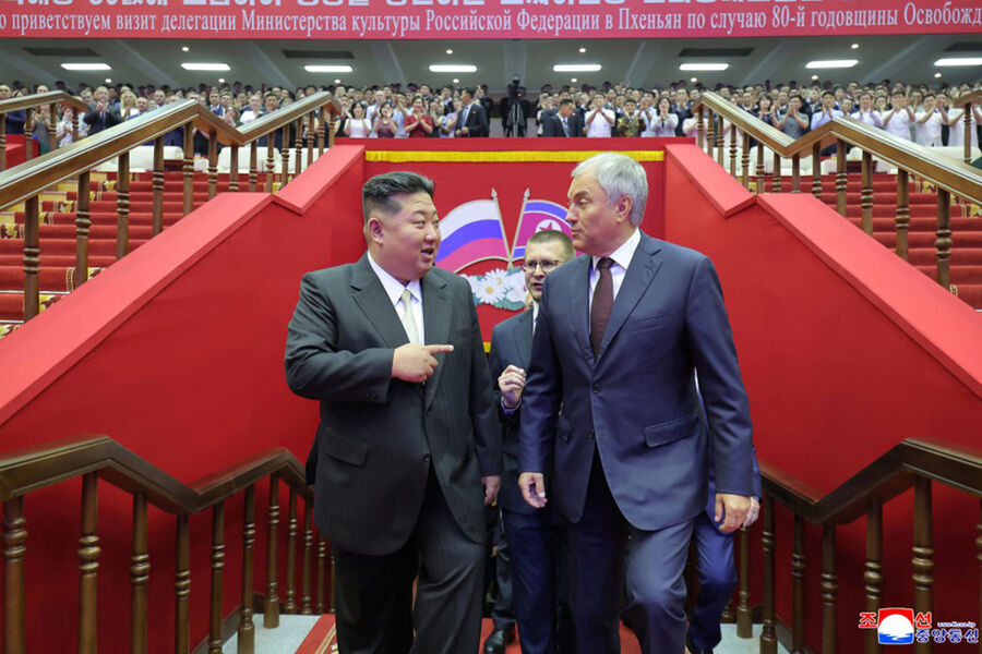 Лидер КНДР Ким Чен Ын и председатель Госдумы РФ Вячеслав Володин перед&nbsp;началом гала-концерта, посвященного 80-летию освобождения Корейского полуострова от японской оккупации, в&nbsp;Пхеньянском дворце спорта, 16&nbsp;августа 2025&nbsp;года