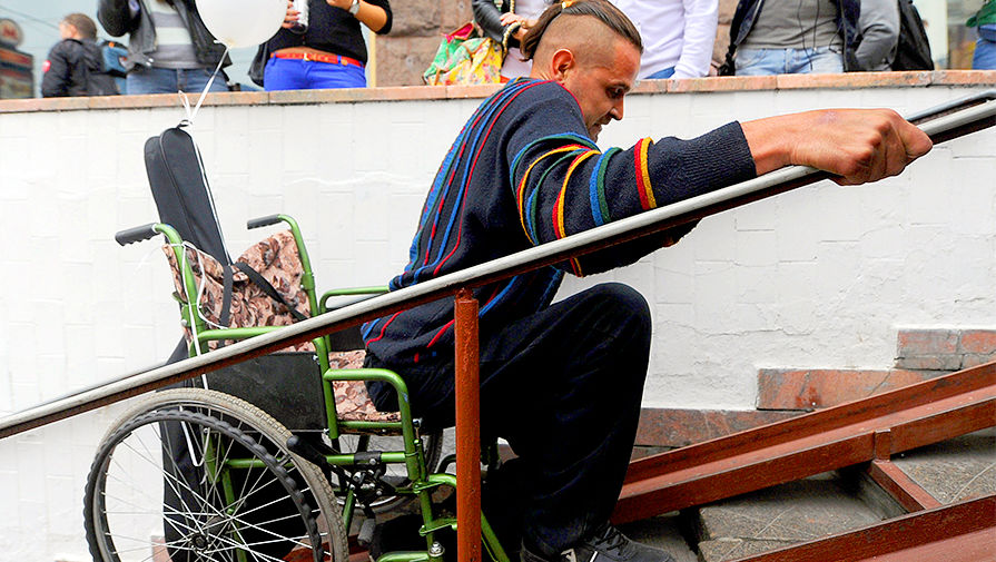 Участник социальной акции в поддержку инвалидов-колясочников «Москва. Доступ есть» на одной из улиц города, 2012 год