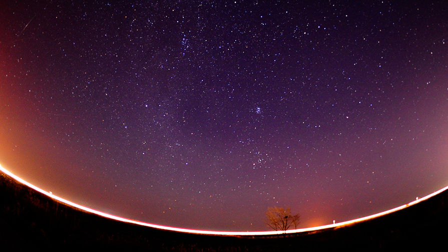Ночное небо на&nbsp;фоне радиотелескопа РТ-70 в&nbsp;Приморском крае, 14&nbsp;декабря 2015&nbsp;года
