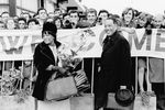 Элла Фицджеральд, Дюк Эллингтон и поклонники во время встречи в аэропорту Барселоны, январь 1966 года