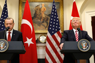 Президент Турции Реджеп Тайип Эрдоган и президент США Дональд Трамп во время встречи в Белом доме, 16 мая 2017 года