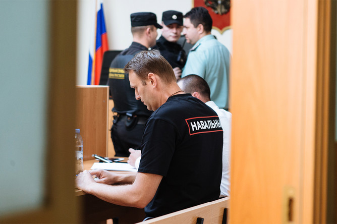 Политик Алексей Навальный перед заседанием Симоновского районного суда Москвы, 3 августа 2017 года