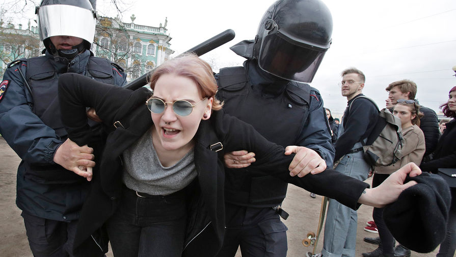 Задержание участника протестной акции в&nbsp;Санкт-Петербурге, 5 мая 2018 года