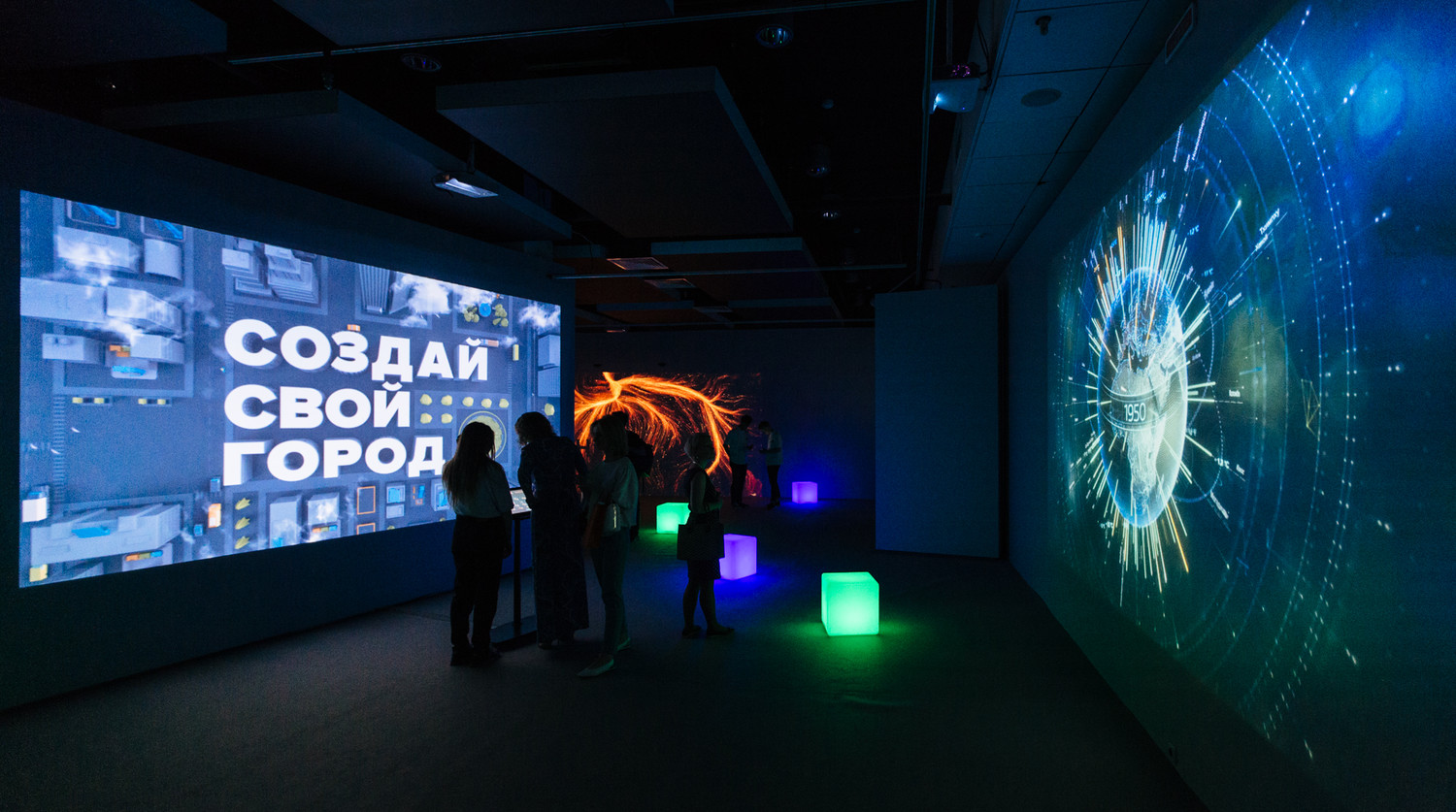 Участникам интерактивной игры «Создай свой город» предлагается выбрать определенные элементы городской инфраструктуры на зафиксированное количество баллов. После того, как выбор сделан, на экране показывают, как будет выглядеть только что построенный город, а на тач-паде подсчитывается, насколько он экологичен. Чем больше выбрано небоскребов, автомобильных парковок и ТЭЦ на природных ископаемых — тем населенный пункт грязнее. Чем больше парков и альтернативных источников энергии – тем меньше вреда он нанесет окружающей среде.