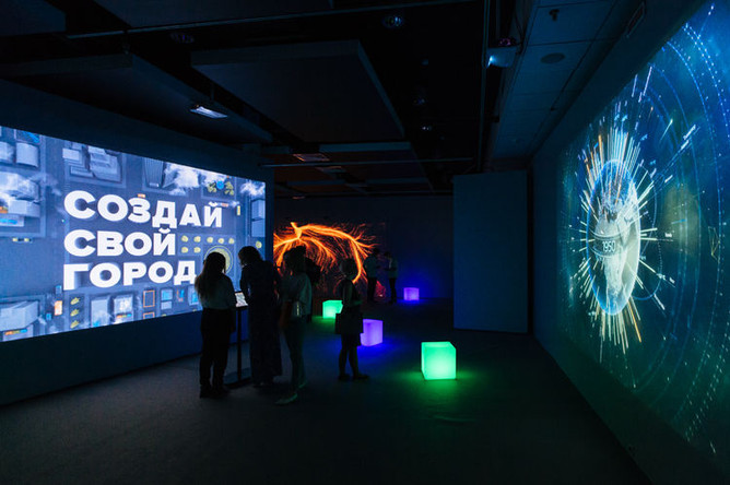 Участникам интерактивной игры «Создай свой город» предлагается выбрать определенные элементы городской инфраструктуры на зафиксированное количество баллов. После того, как выбор сделан, на экране показывают, как будет выглядеть только что построенный город, а на тач-паде подсчитывается, насколько он экологичен. Чем больше выбрано небоскребов, автомобильных парковок и ТЭЦ на природных ископаемых — тем населенный пункт грязнее. Чем больше парков и альтернативных источников энергии – тем меньше вреда он нанесет окружающей среде.