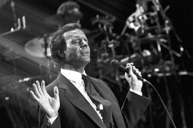 Испанский певец Хулио Иглесиас во время выступления в Москве, 1989 год
