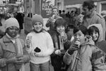 1984 год. Пребывание в СССР группы американских школьников - членов организации «Дети как учителя мира». На фото: дети лакомятся московским мороженым в ГУМе 