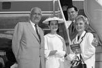 Конрад Хилтон, Дороти Джонсон, Баррон и Мэрилин Хилтон (слева направо) в аэропорту Бербанк, 1958 год