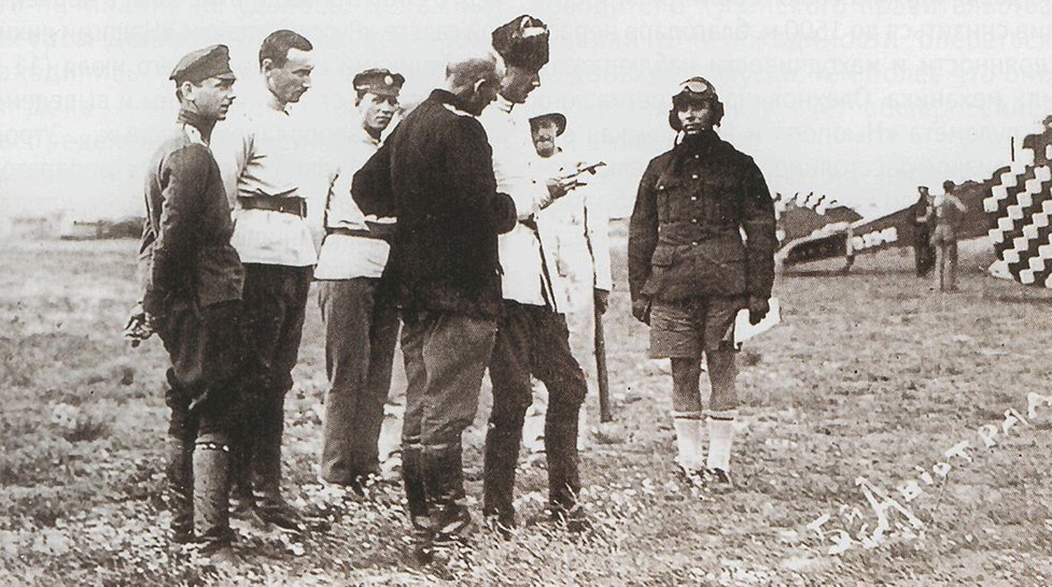 Врангель инспектирует летчиков. 1920
